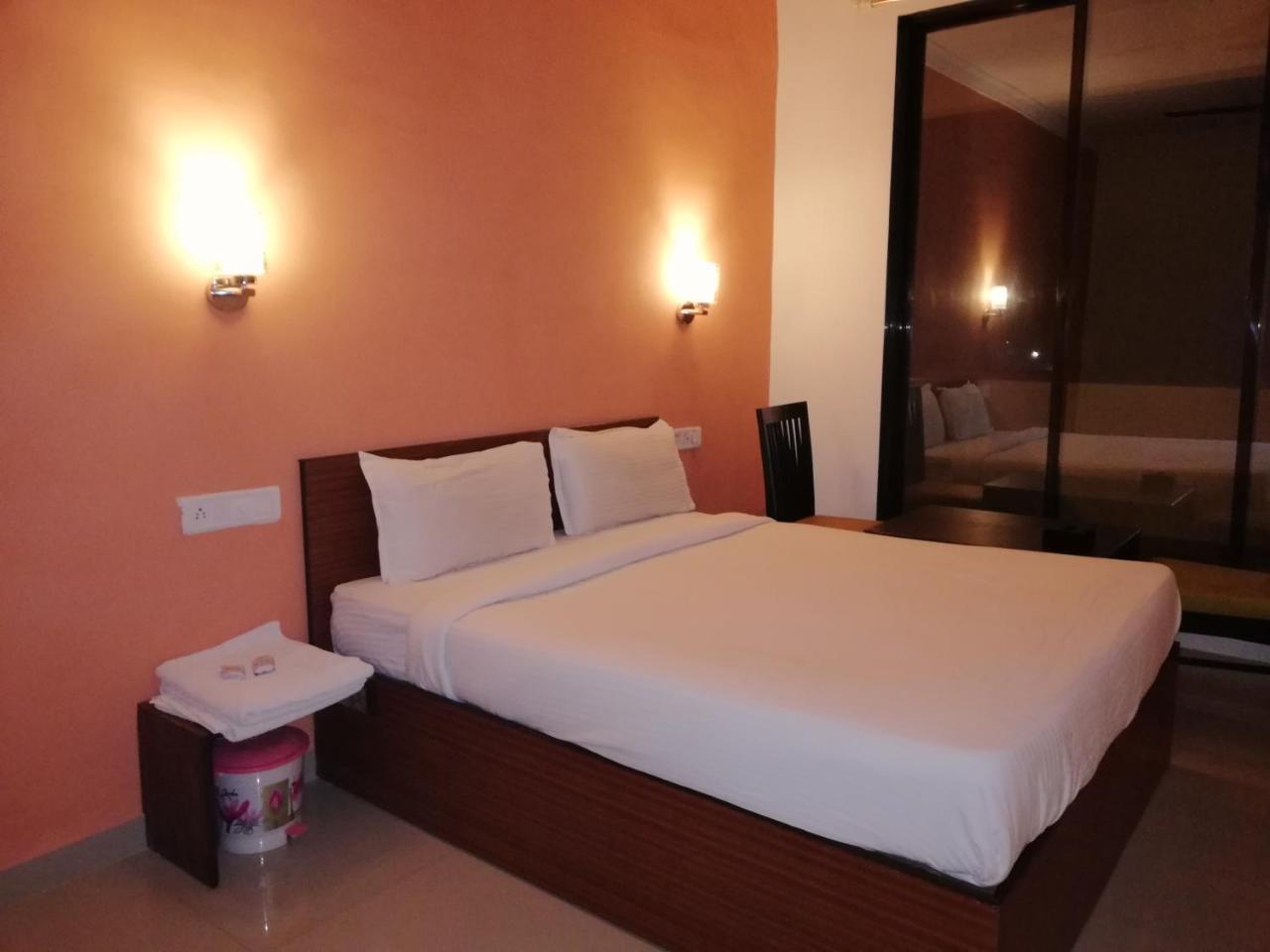 Elite Inn Lonavla Zewnętrze zdjęcie